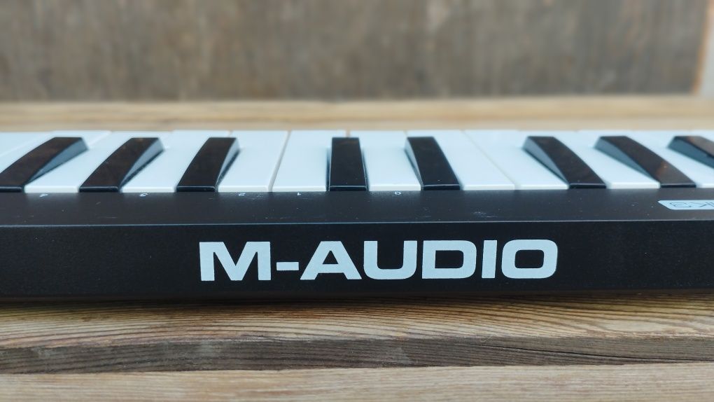 Миди клавиатура M - AUDIO