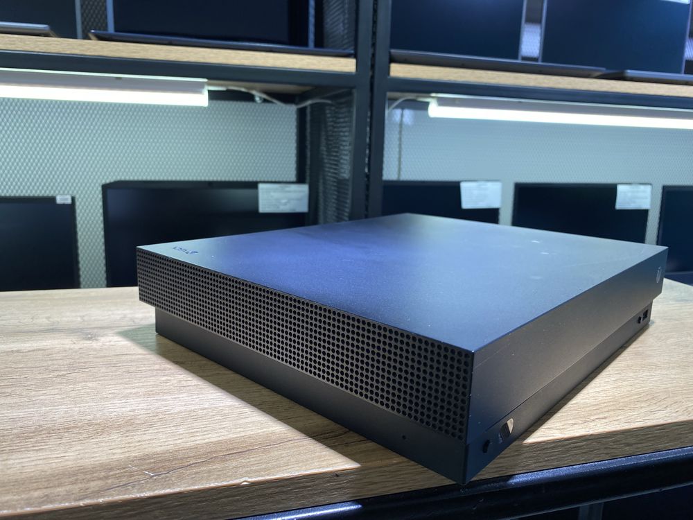 XBOX One X, 1 TB, 4K Ultra HD, HDR, 2 джойстика, 2 диска, 10296/А10