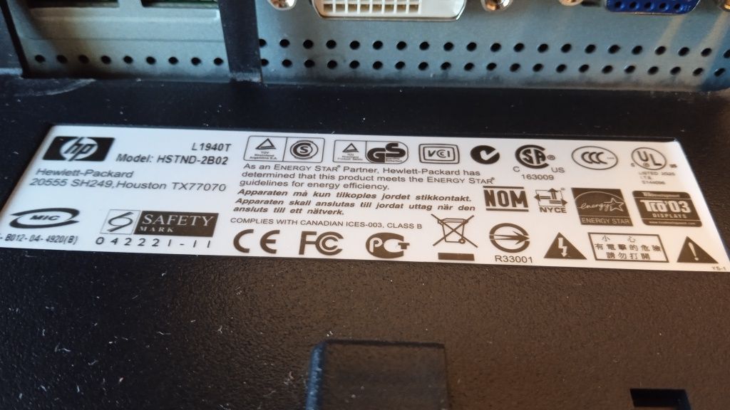 Продаю хороший монитор 19' с USB портами