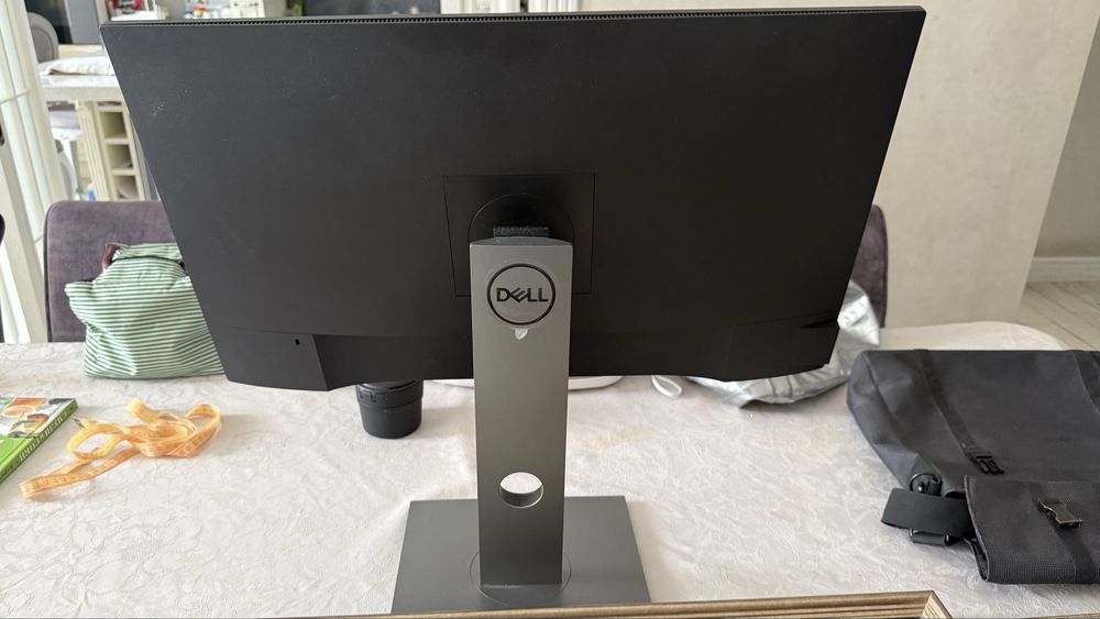 Монитор Dell 68 см диагональ