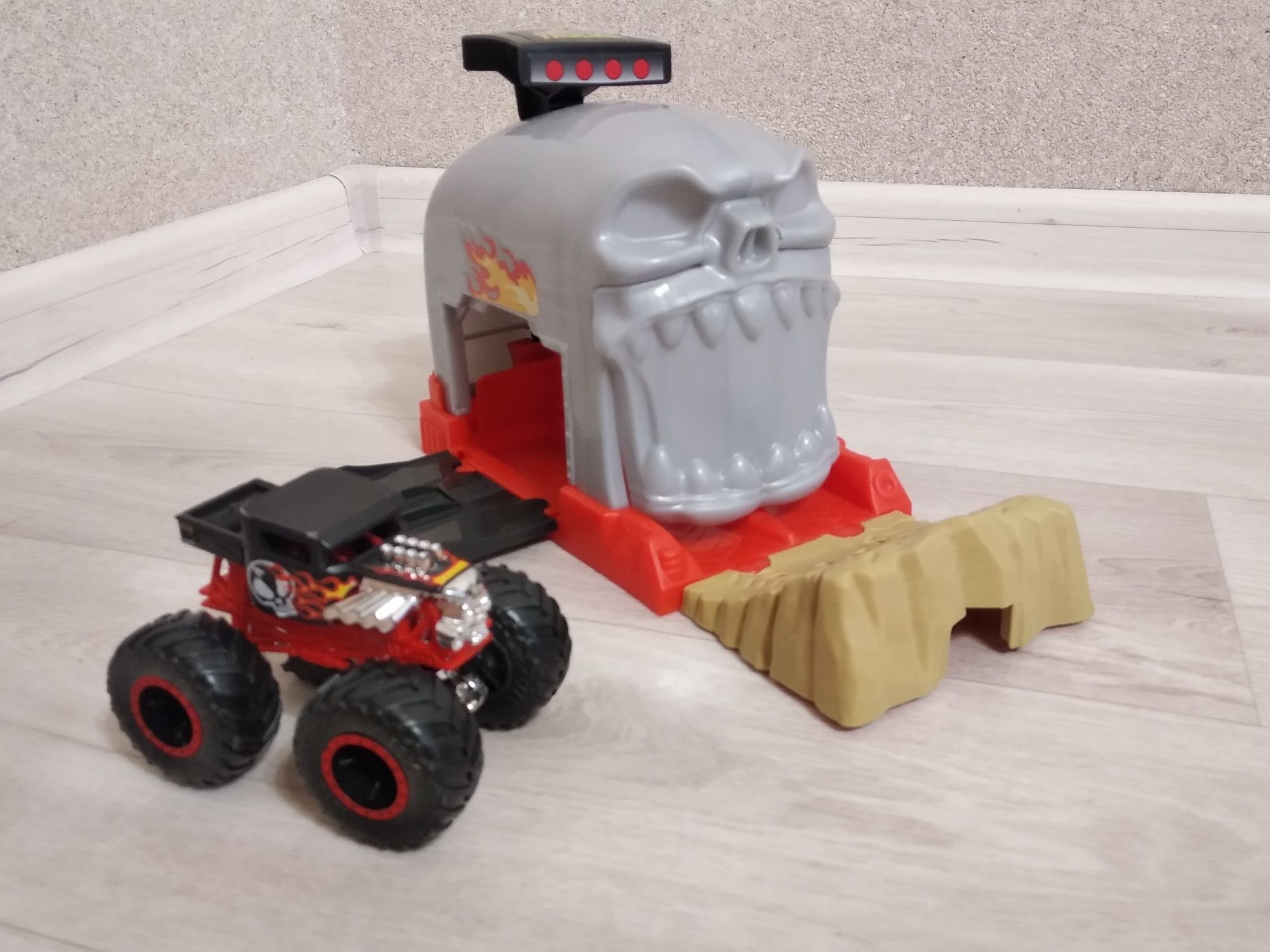 Машинка Hot Wheels с пускателем