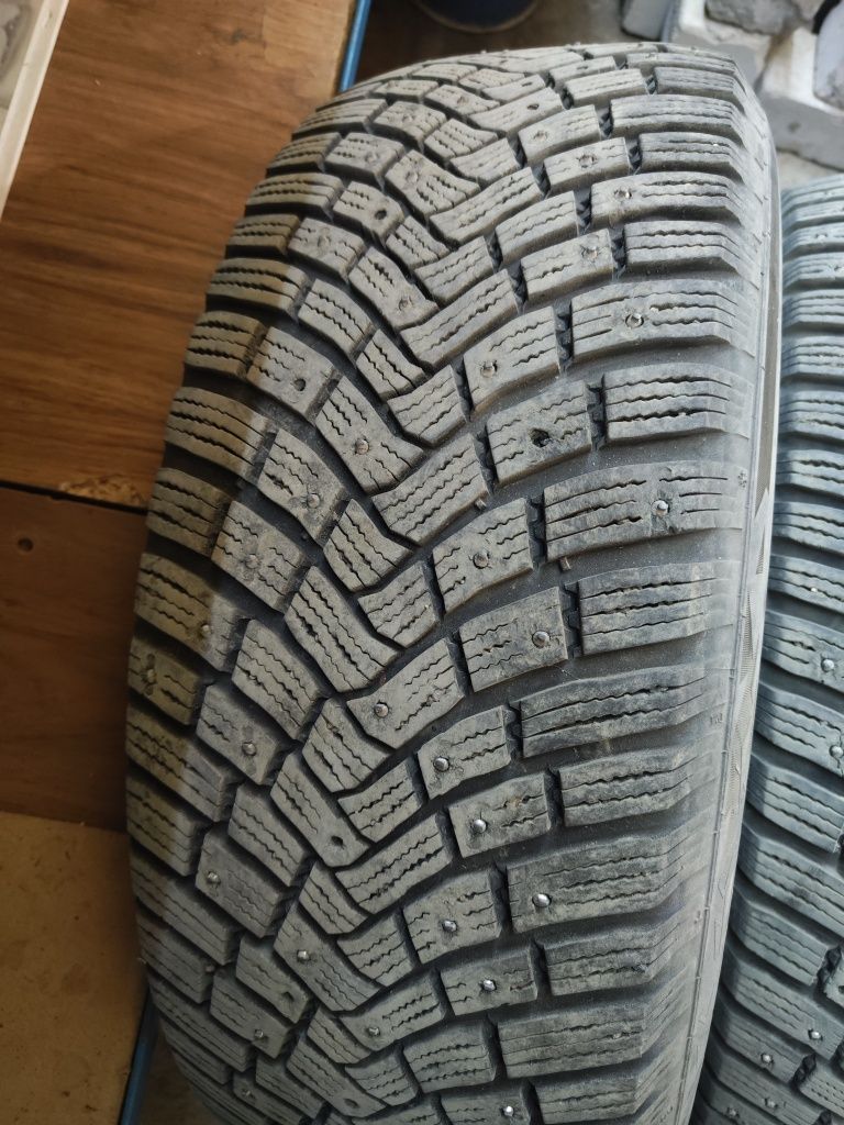 Продам шипованные шины 4шт 235/60 r18