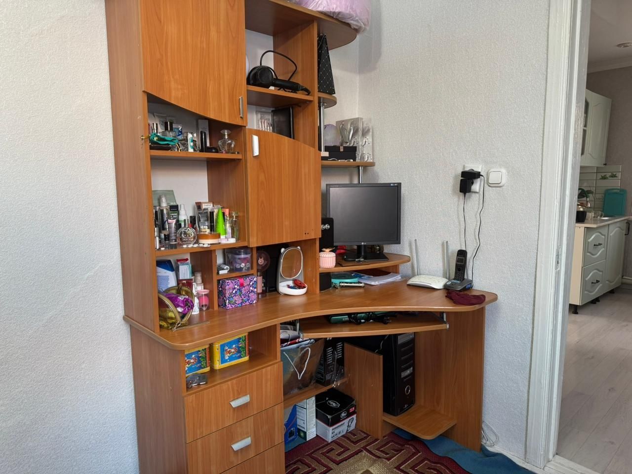 Продам кровать,компьютерный столик и зеркало
