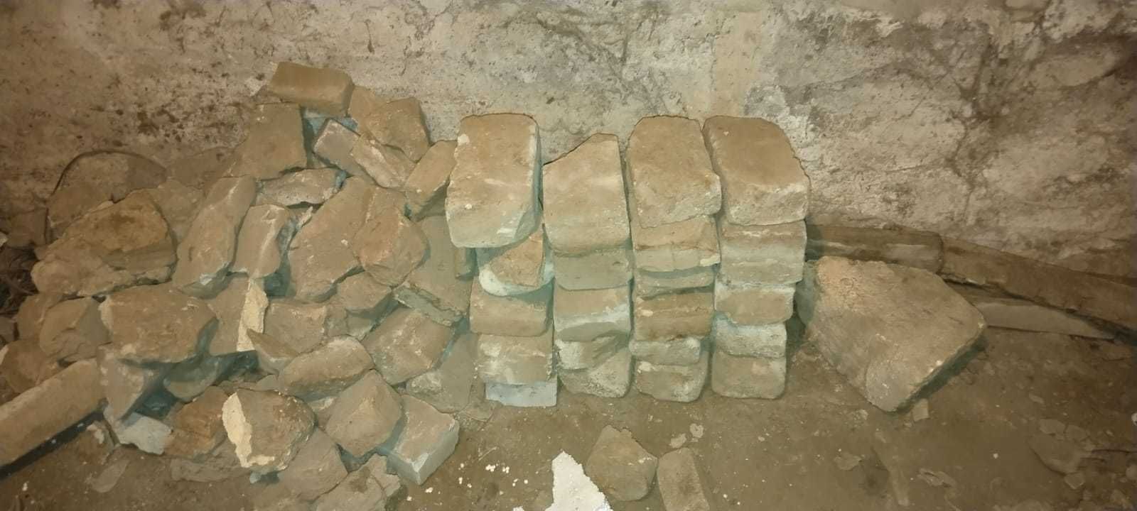Кирпичи целые и частями