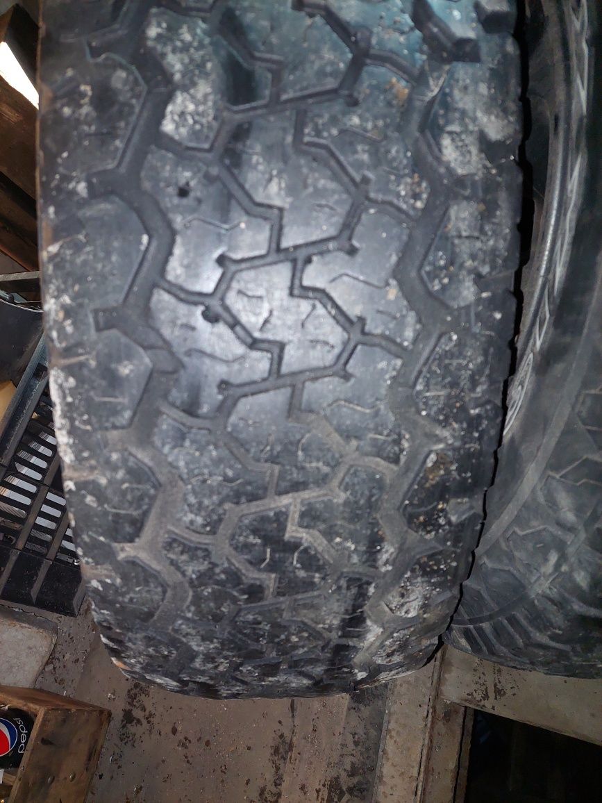 Продам  резину  31.10.5 R15