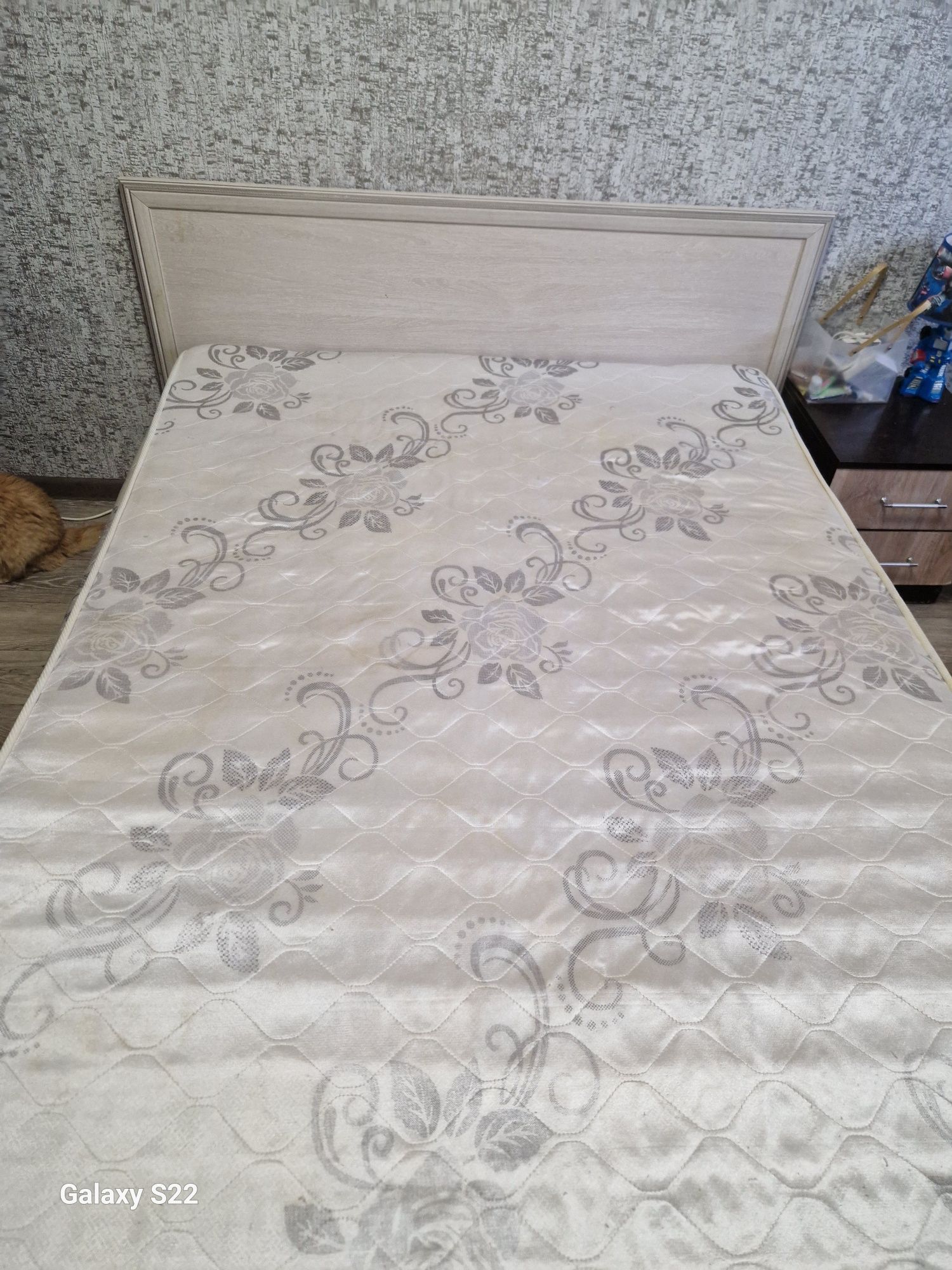Продам кровать двуспальную 140/200