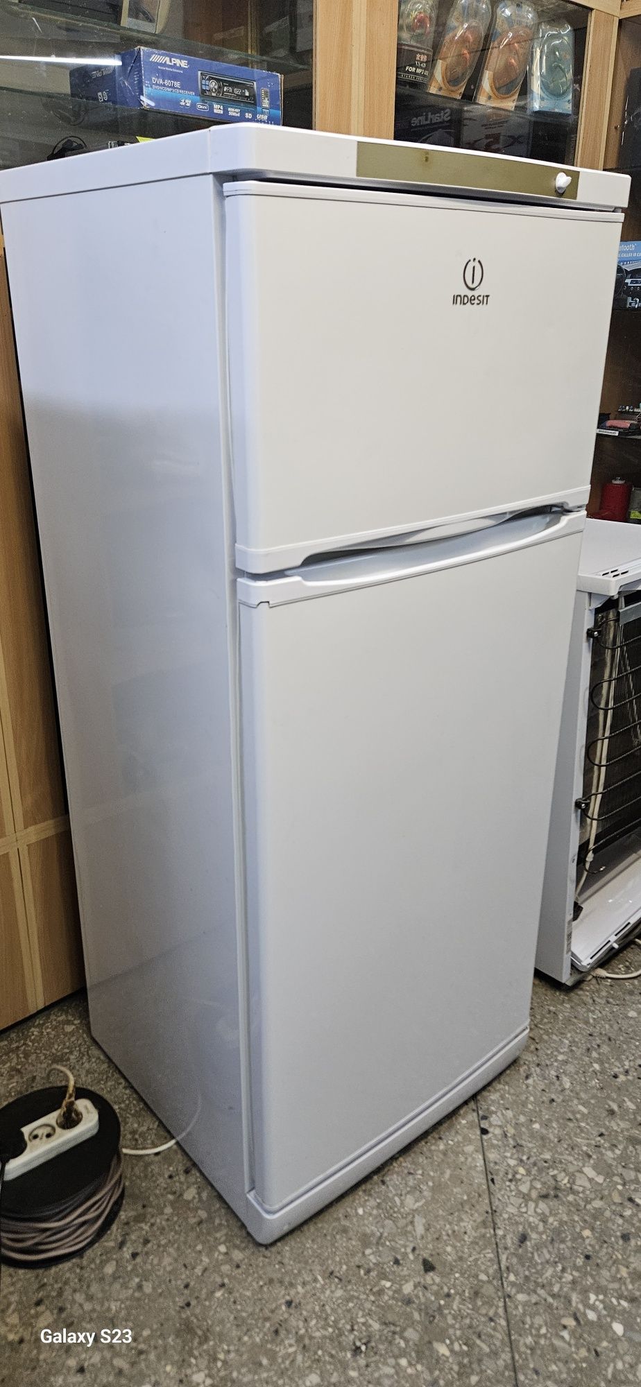 Продам холодильник Indesit