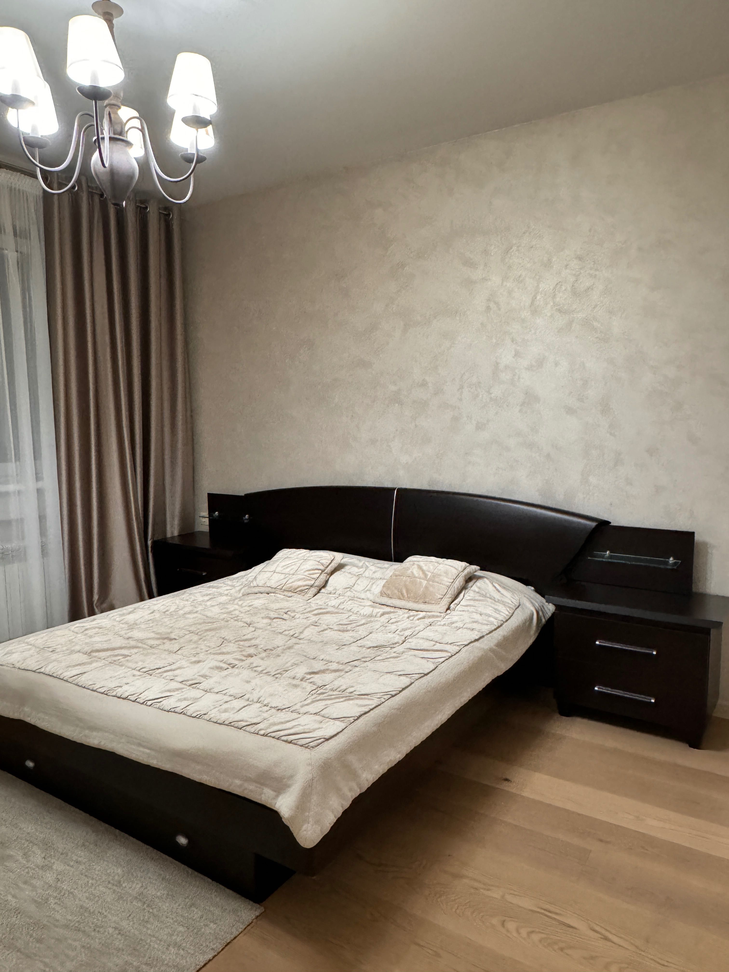 Продаи спальную кровать , комод