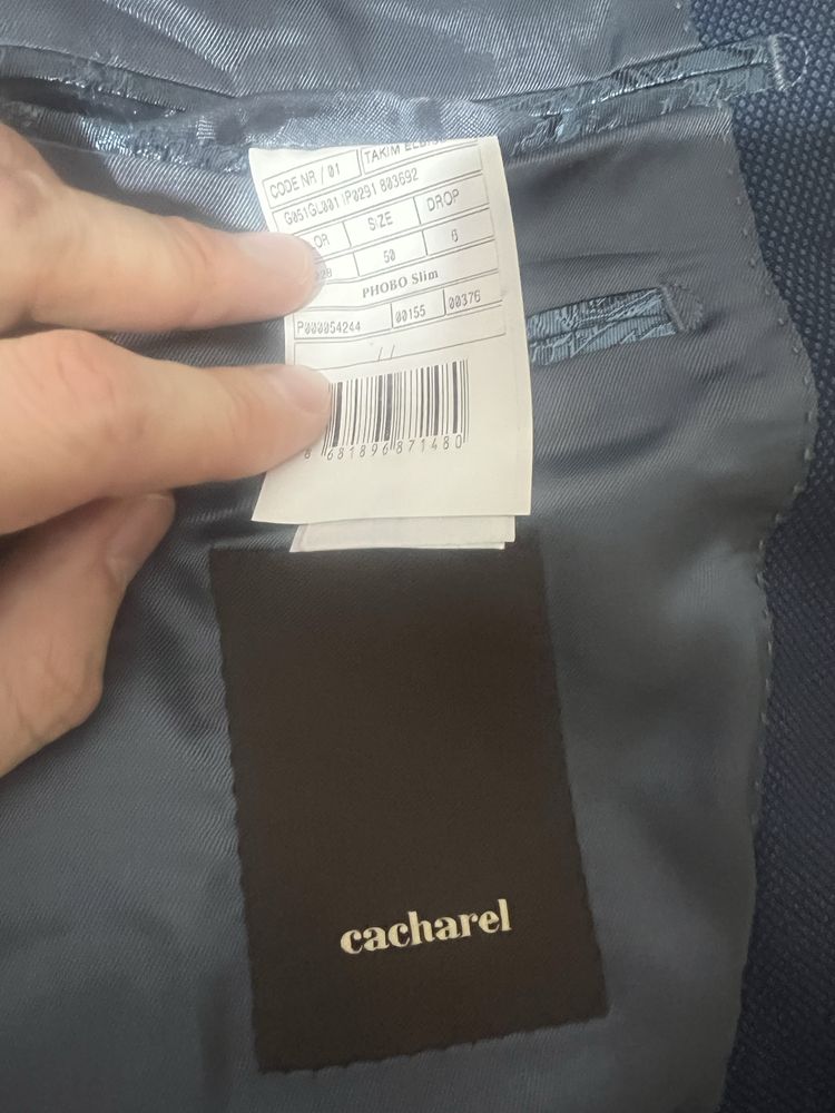 Продам стильный мужской костюм Cacharel