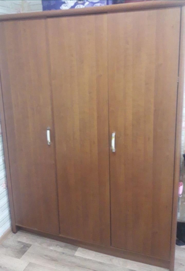 Срочно продам шифоньер ,комод ,тумбы, софа,туалетный столик