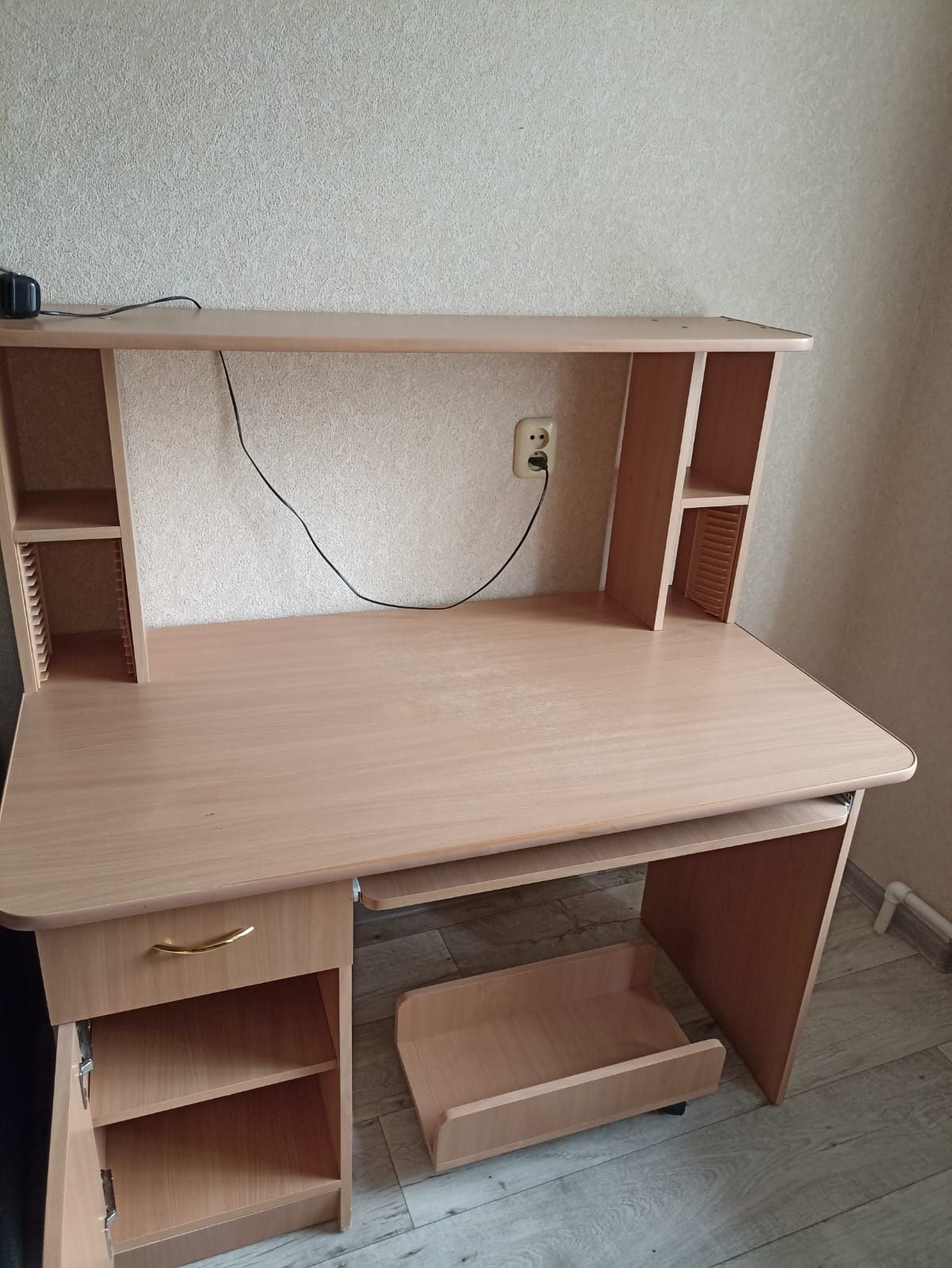Продам компьютерный стол