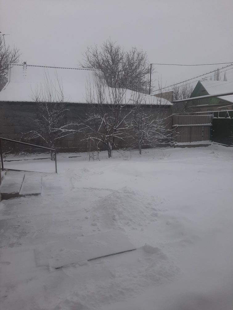 Небольшой дом возле школы Конаева