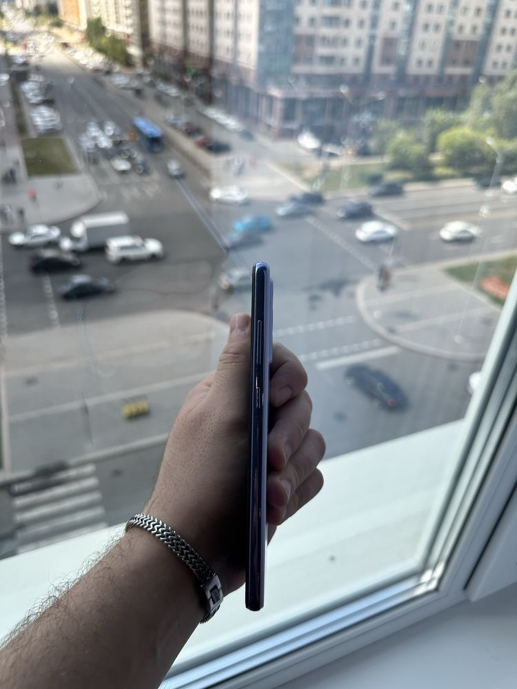 Продам смартфон Samsung Galaxy A52 4/128GB в идеальном состояние!