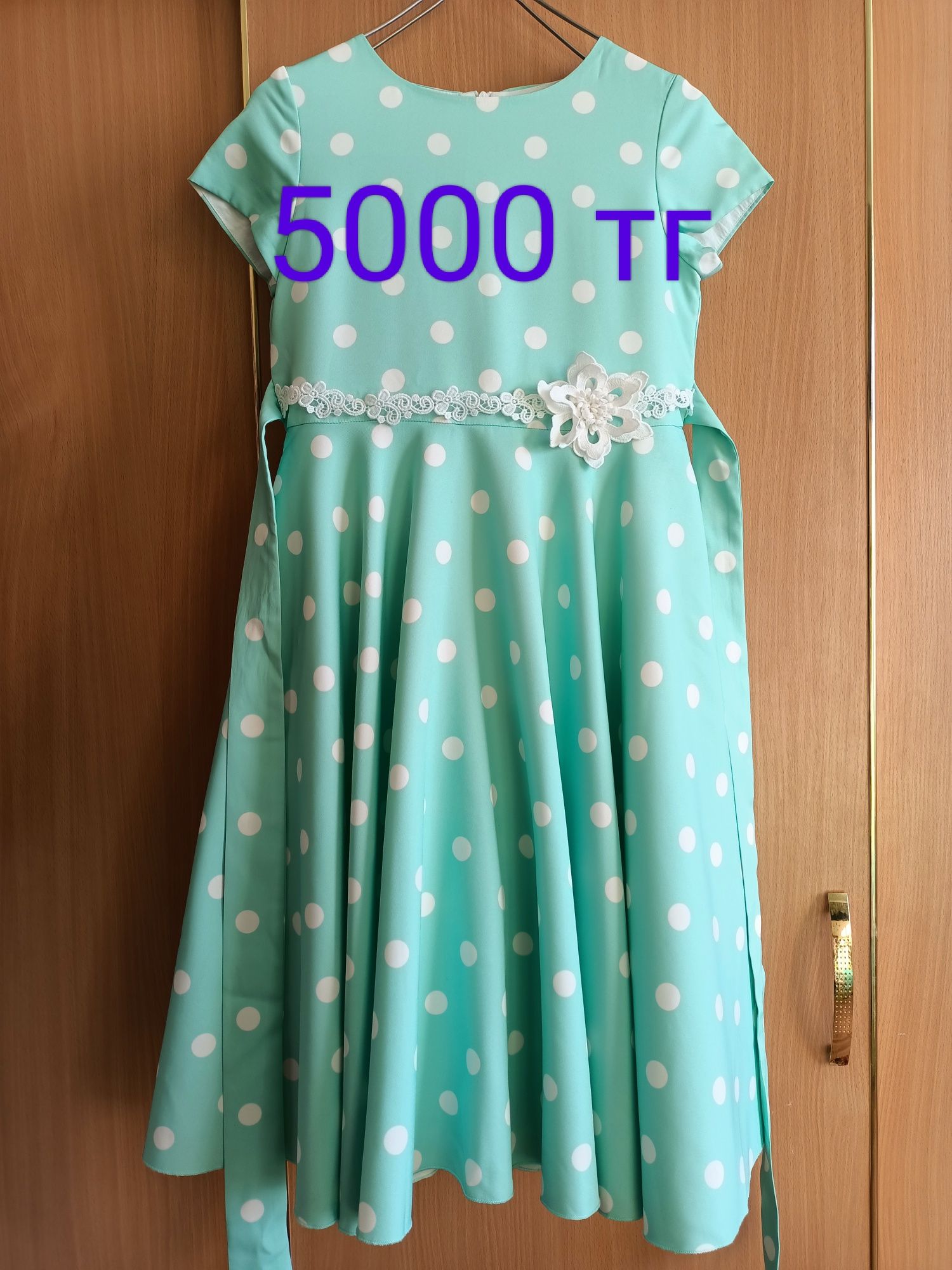 Продам нарядные платья для девочки