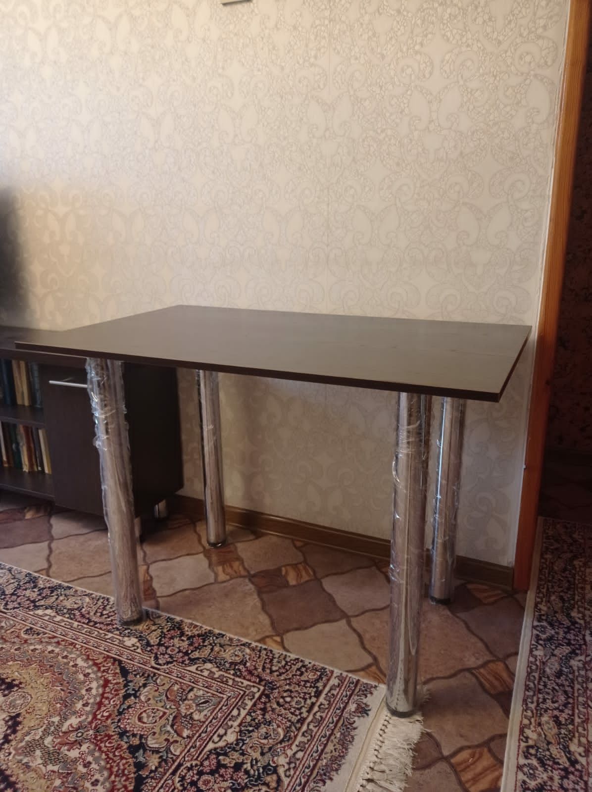 Стол кухонный с металлическими ножками