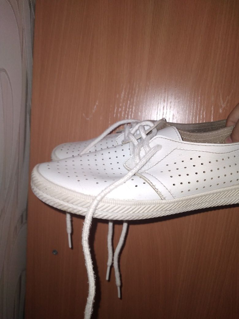 Продам белые лёгкие мокасины