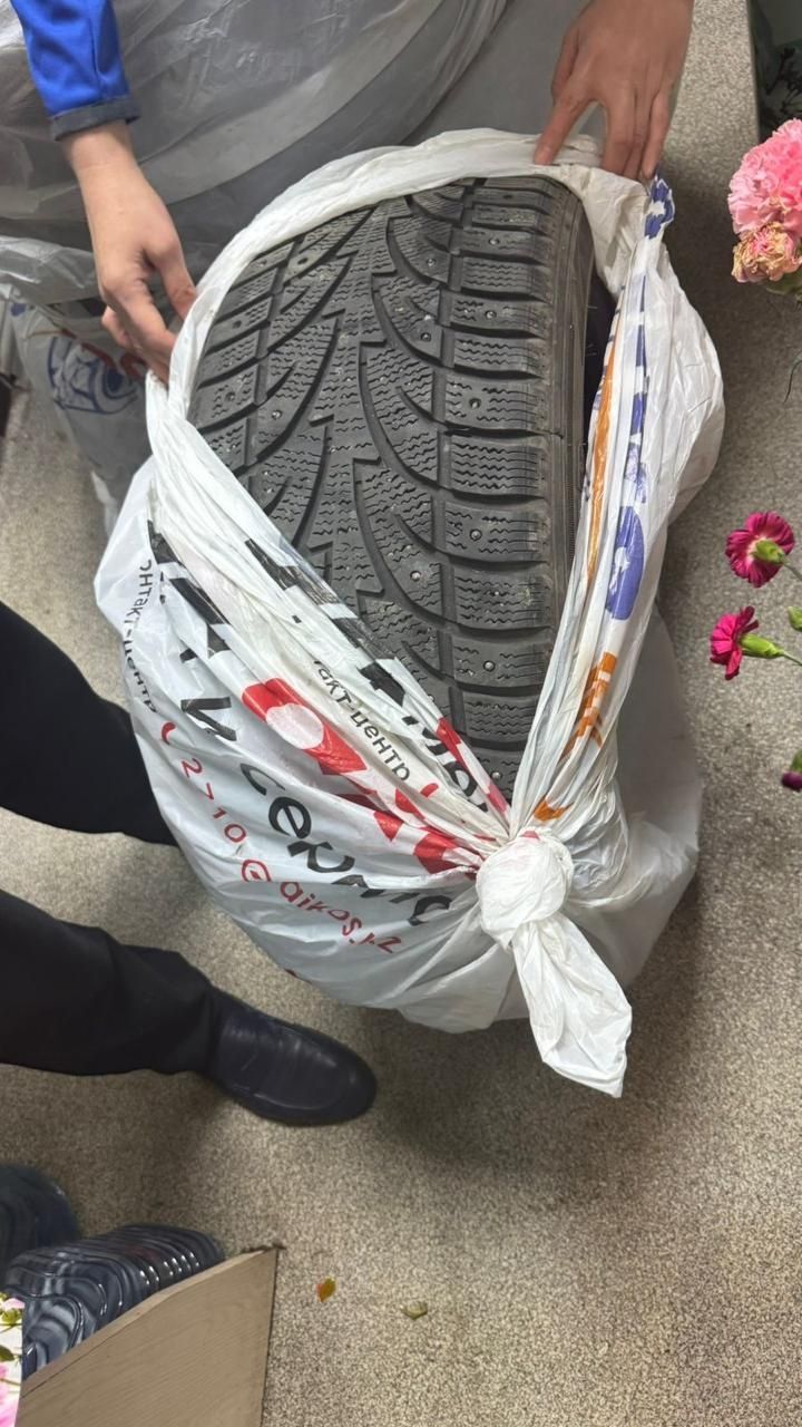 Продам зимние шины 235/45/18