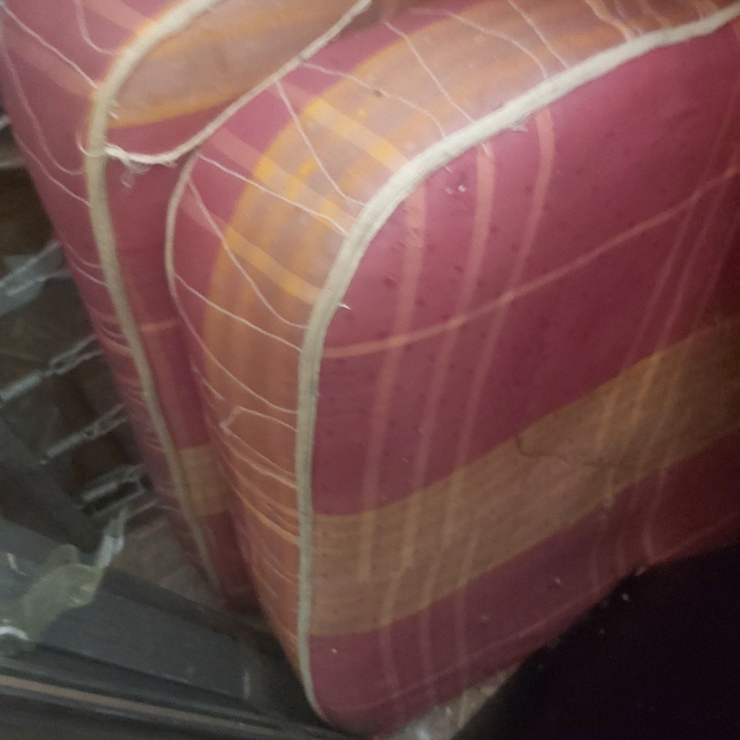 Продам 2 кровати с марками,недорого