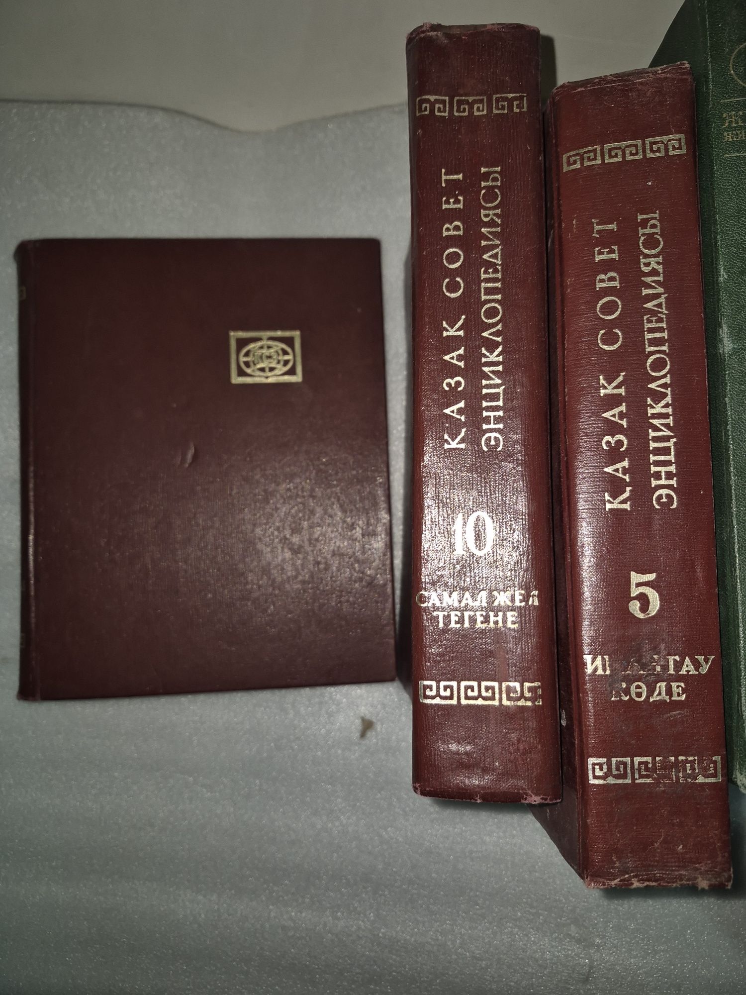 Разные книги на русском и казахском языка.