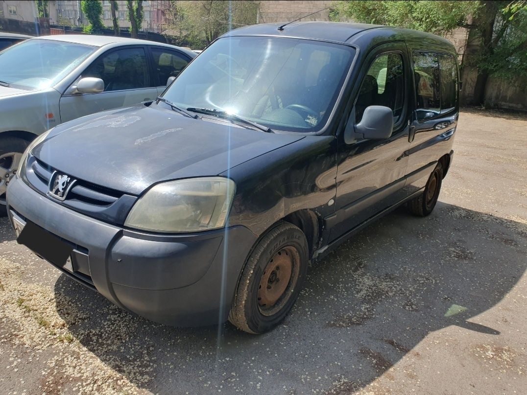 Автомобиль Пежо Партнер