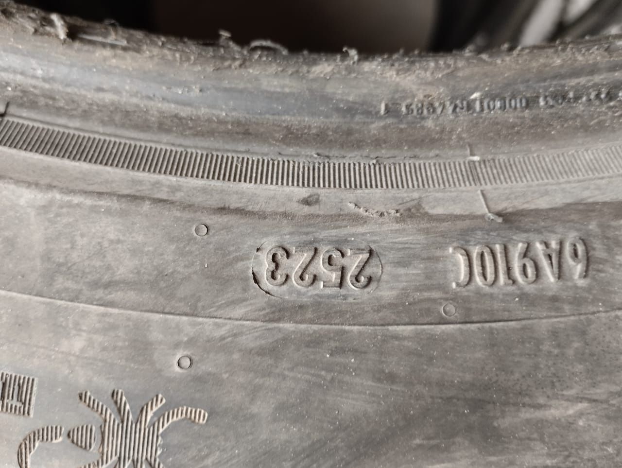 Продам резину 255/45 R20.
