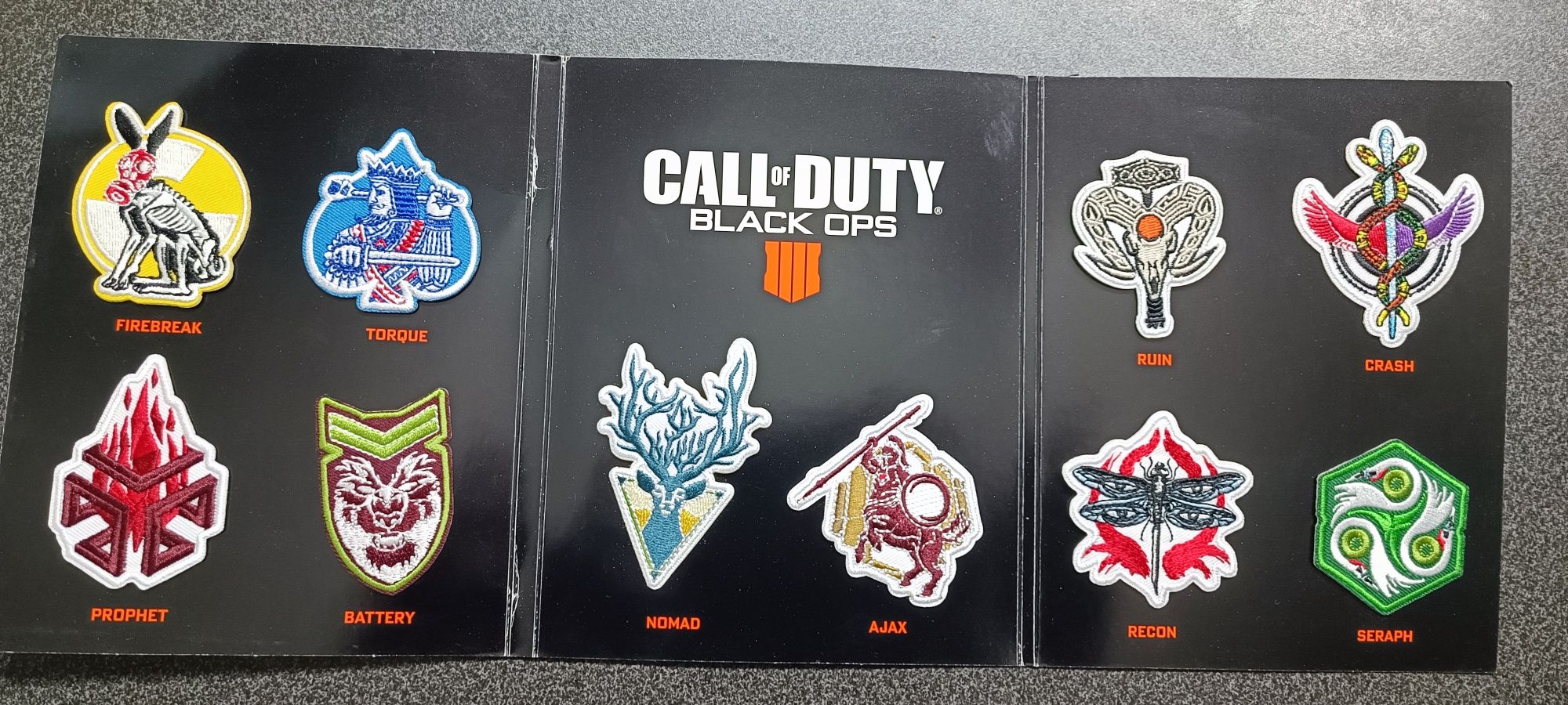 Продам нашивки и фигурки call of duty