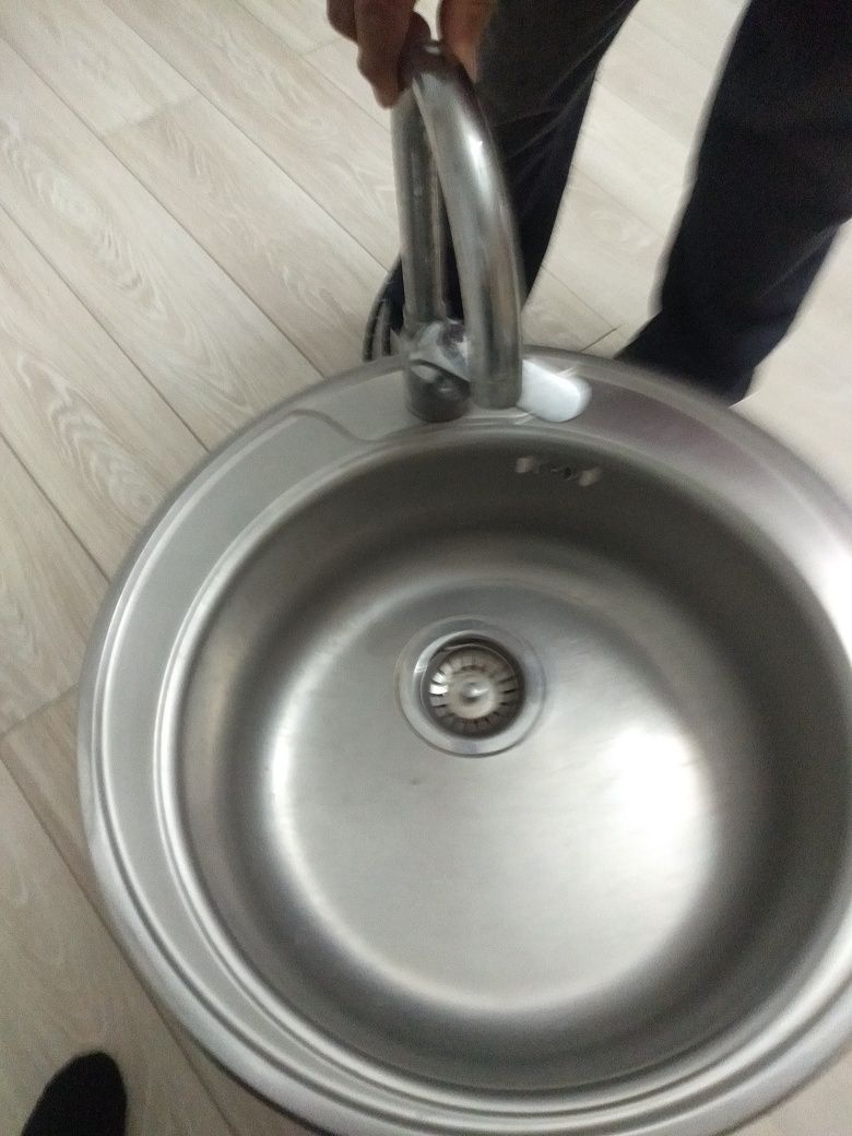 Продается кухонная мойка со смесителем.