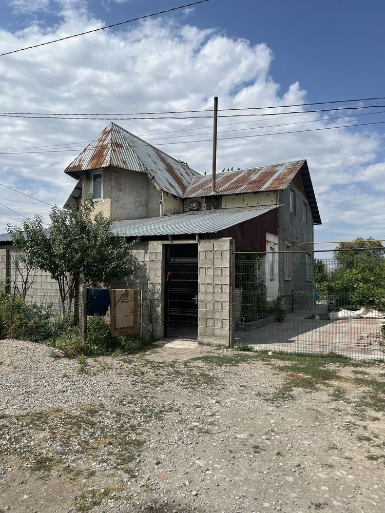 Продаётся дом с гаражом и баней