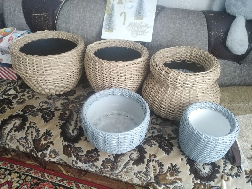 Кашпо из ротанга.
