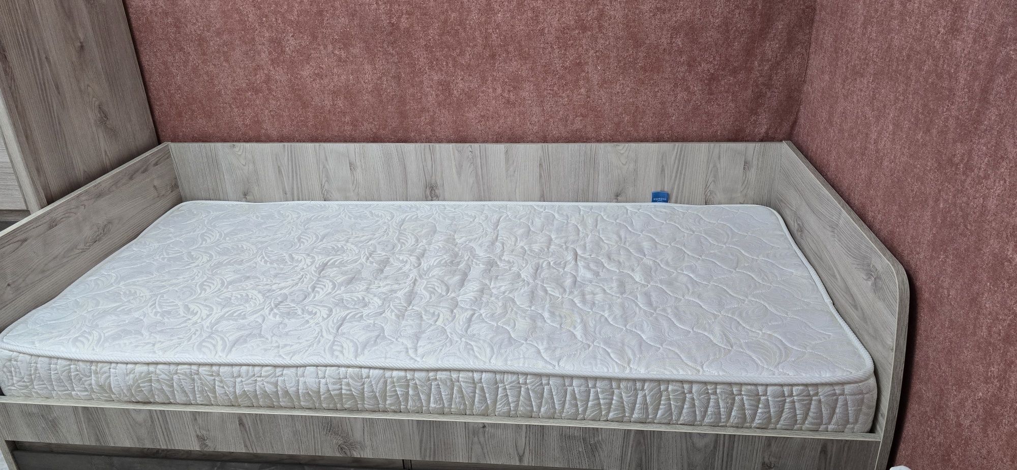 Продам ортопедический матрас 90*200 бу