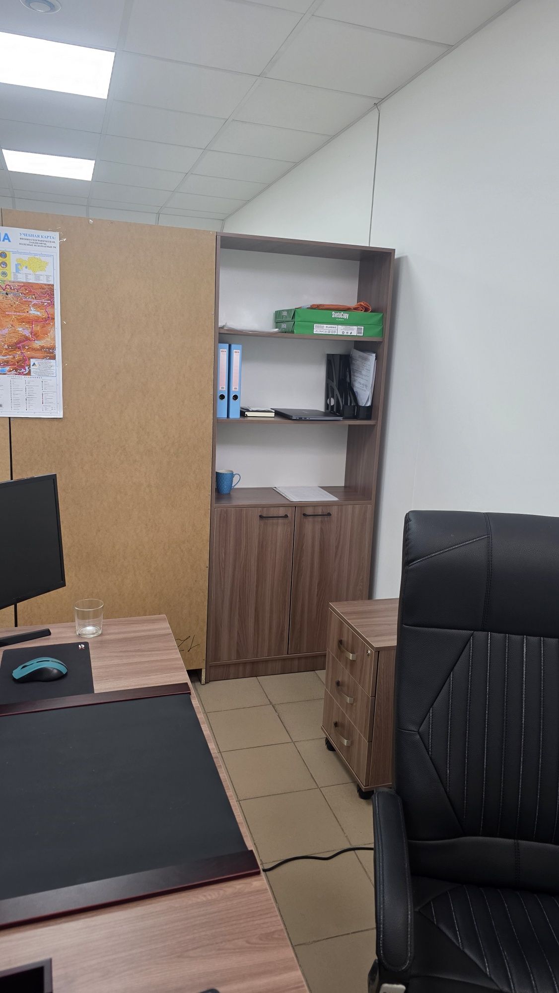 Продается мебель и офисные принадлежности