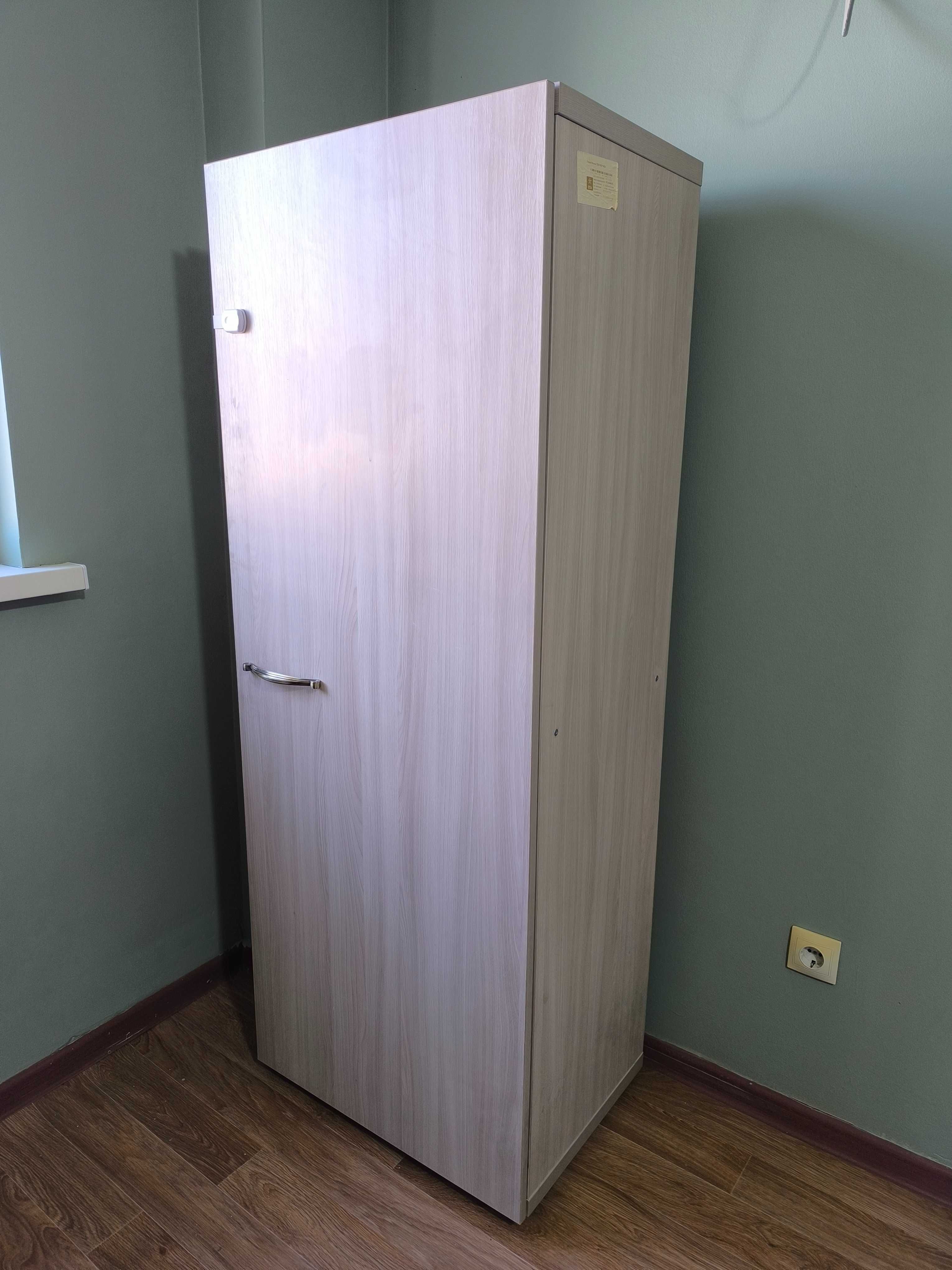 Продается мебель. Шкаф, стол компьютерный, тумба