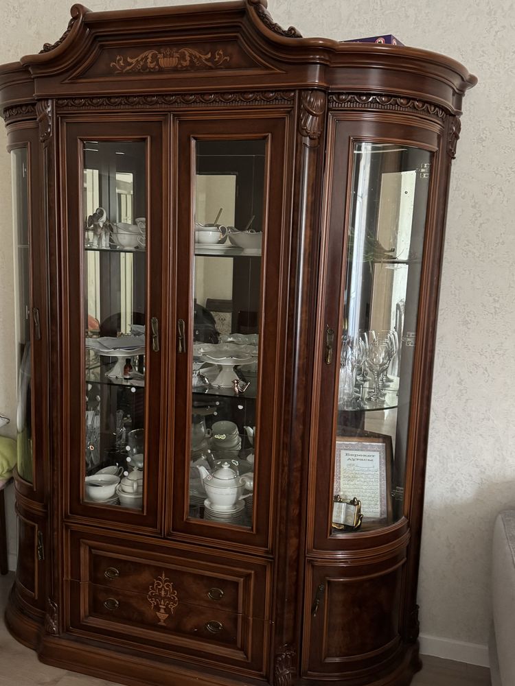 Продам мебель для гостиной, комод и витрину. Производство Китай.