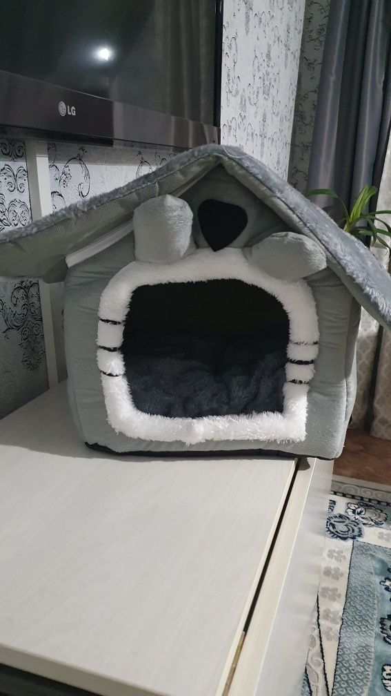 Продам домик для кошечки или маленькой собачки.