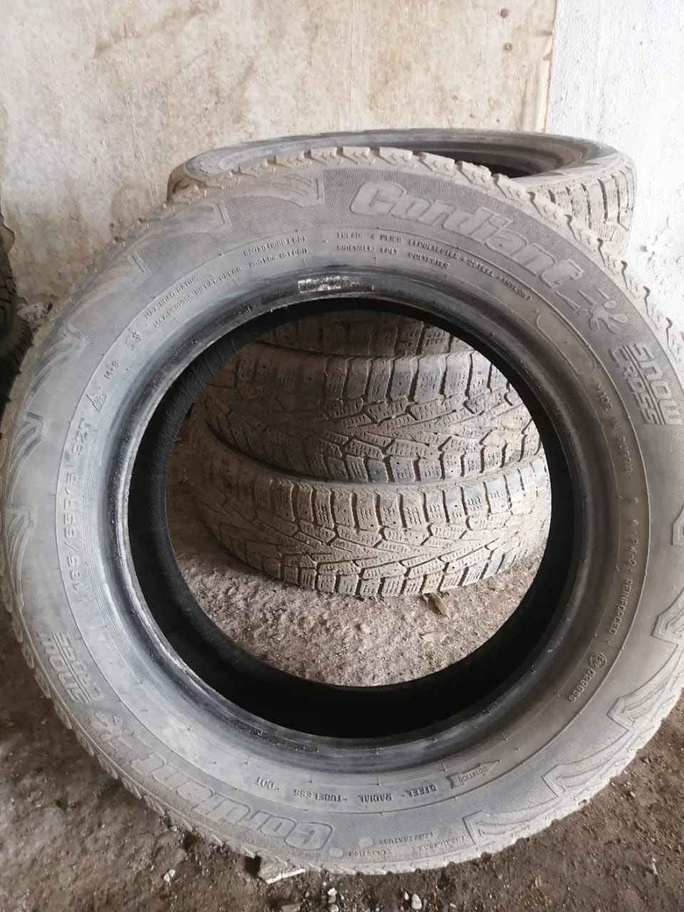 Продаётся резина лапочка 195-65-  R15   4×100  вместеститановыми диска