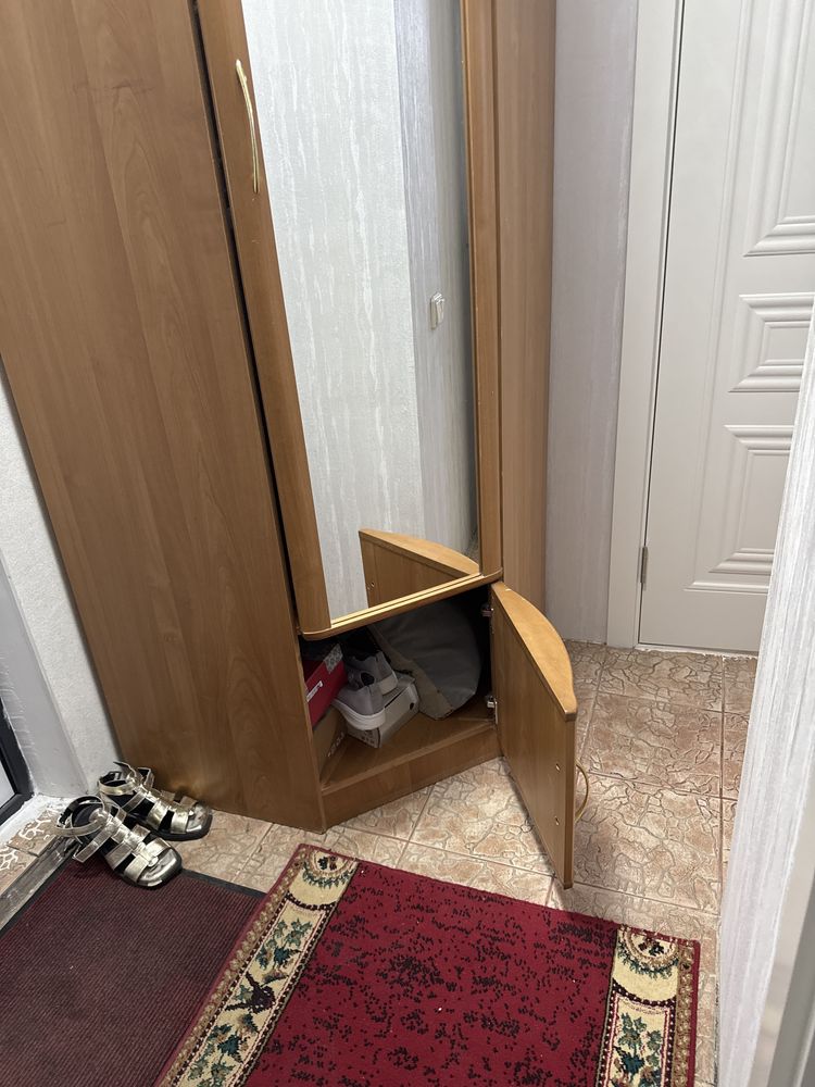 Срочно продам шкаф угловой