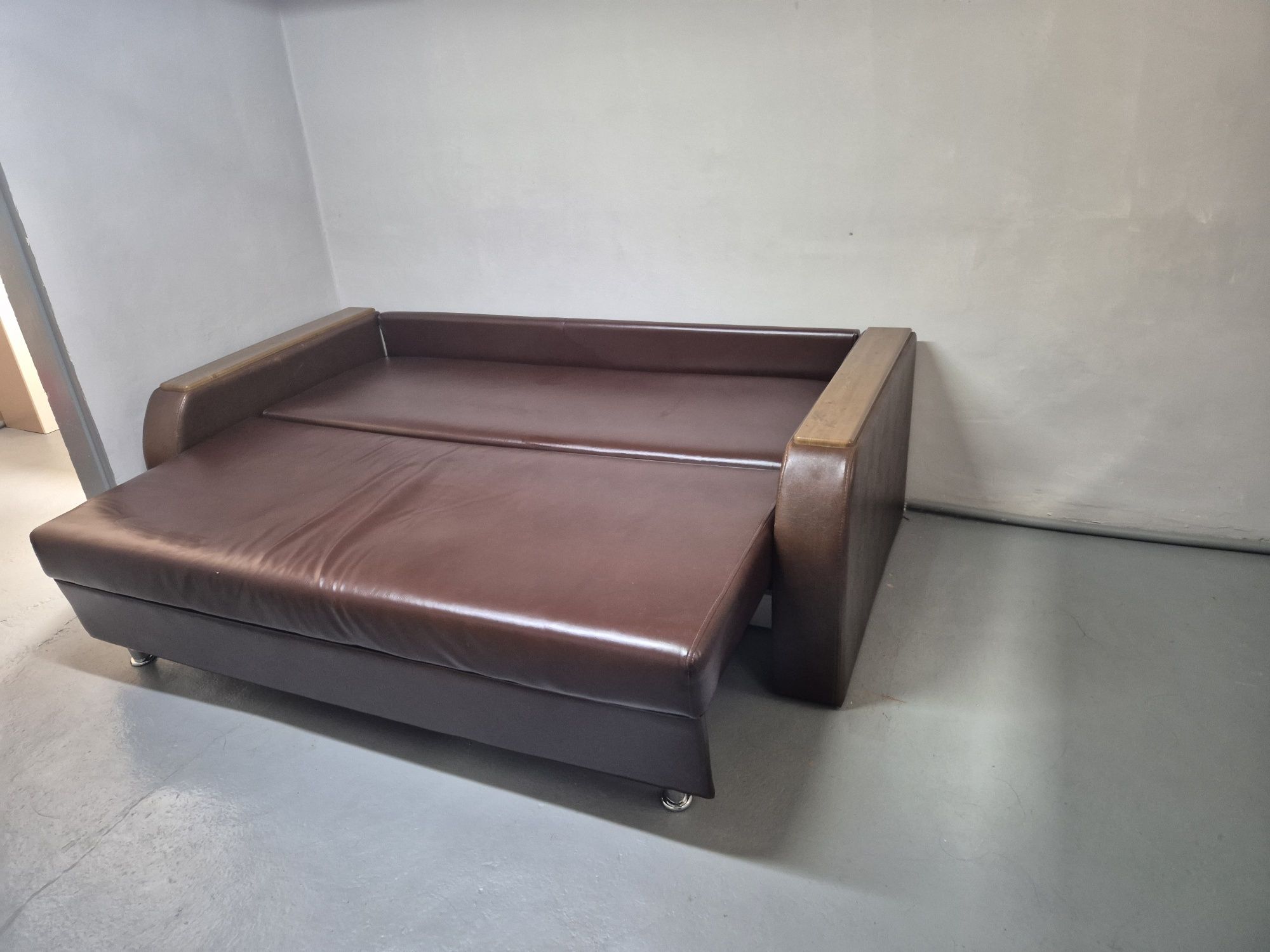 продается диван кожаный