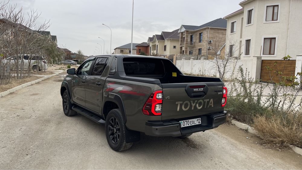 Аренда пикапа TOYOTA HILUX 2021 г/в с водителем!