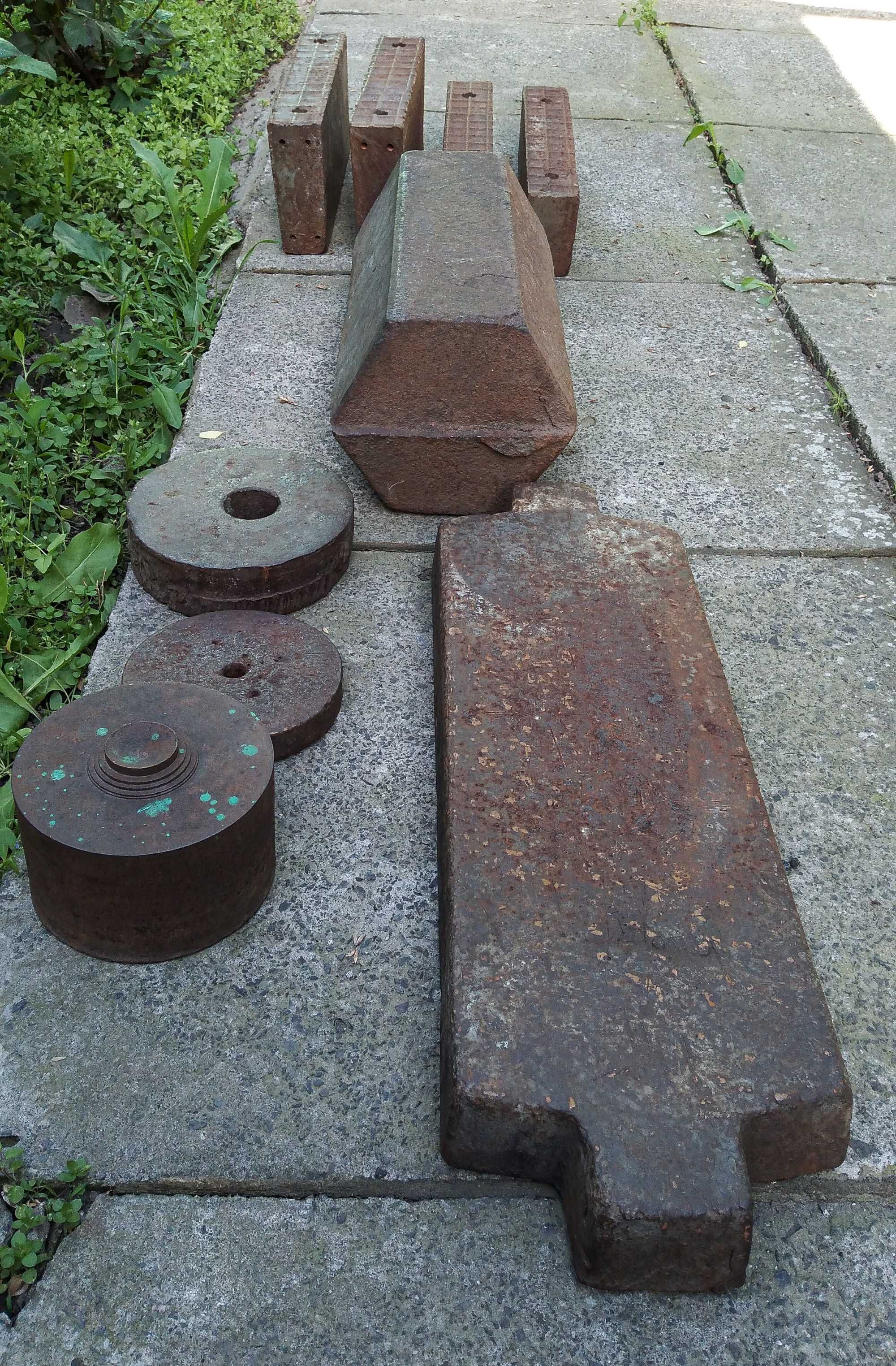 Чугунные железные станины и болванки.