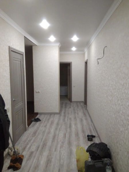 Штукатурка шпаклевка кафель ламинат итднатяжные потолки установка двер
