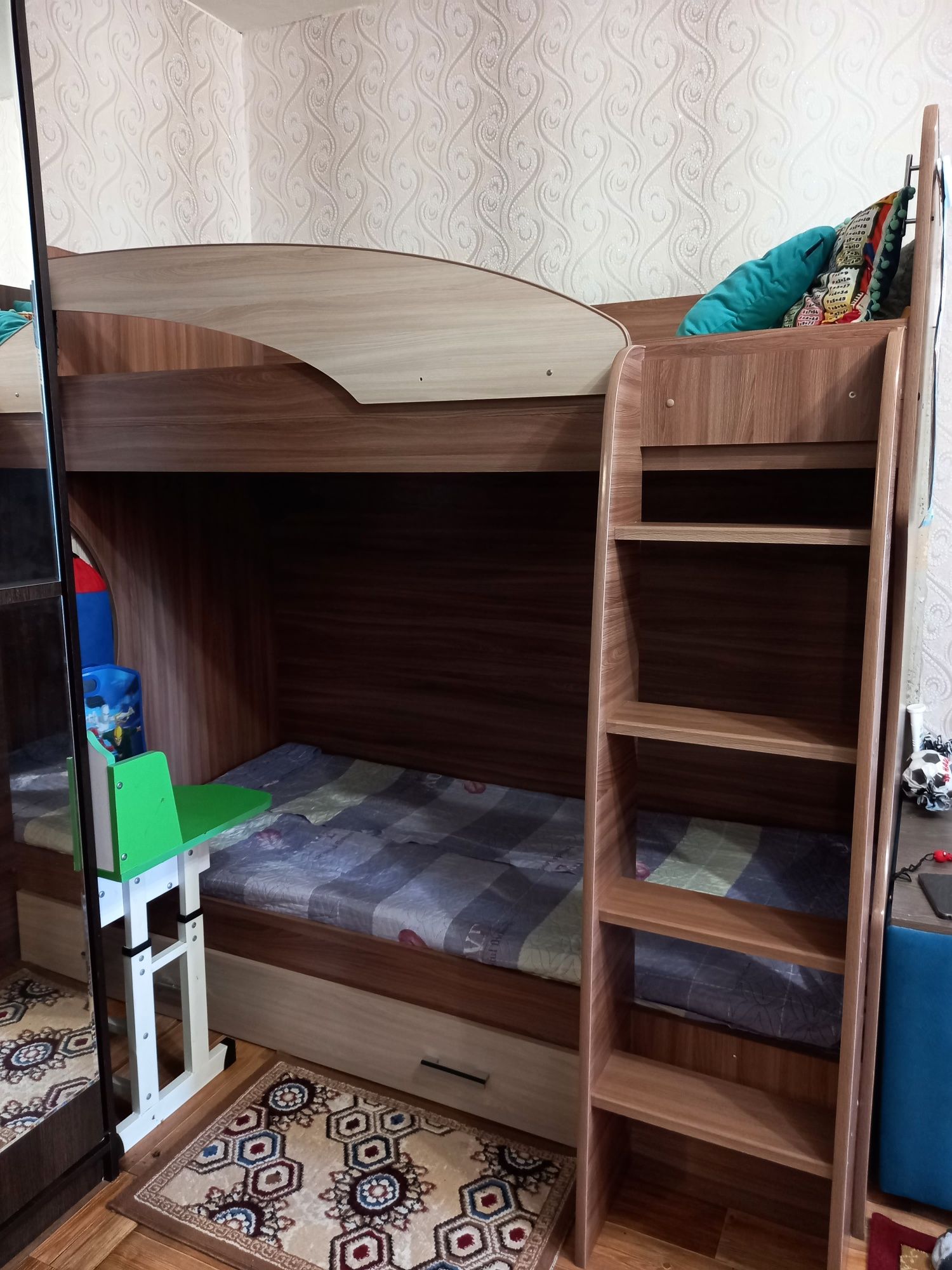 Двухъярусная кровать