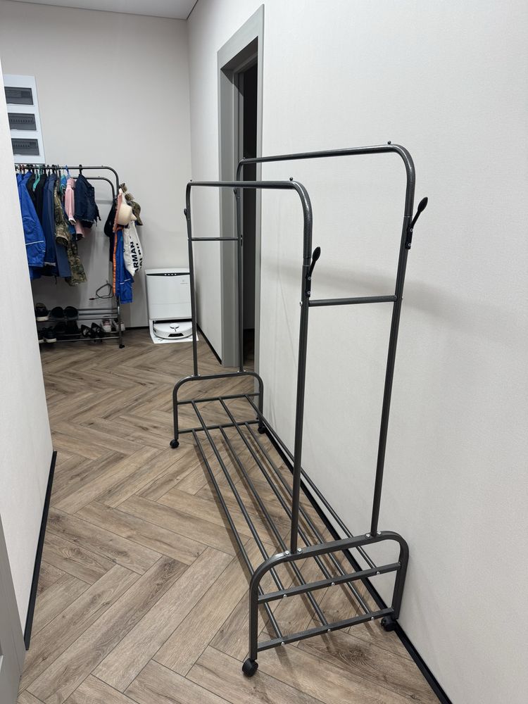 Вешалка поактически новая