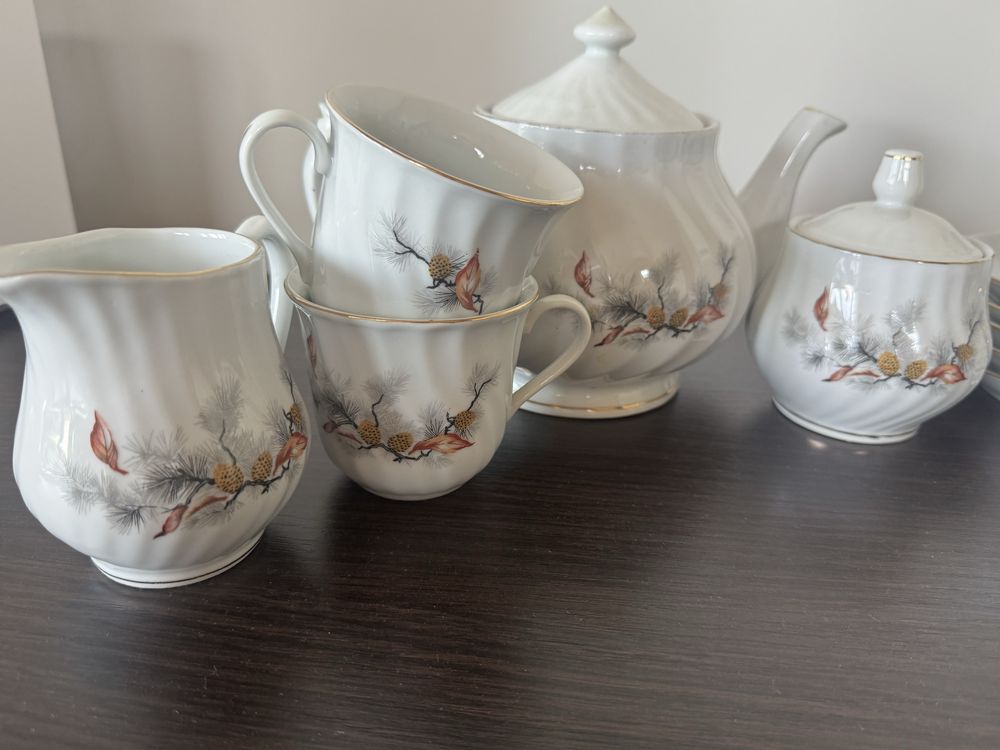 Чайные сервизы , чашки, блюдца , чайники