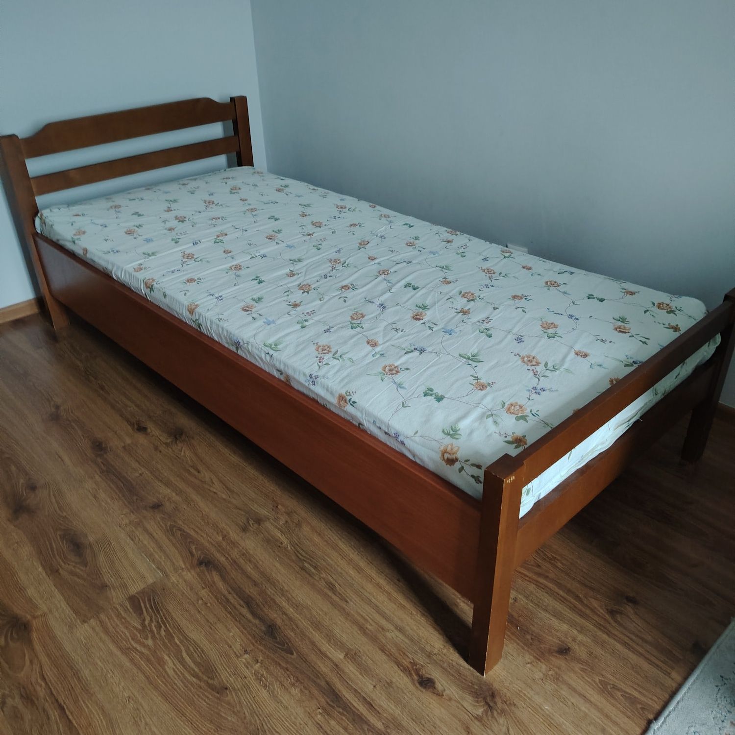 Продаю крават с матрасом б/у в хорошом состоянии