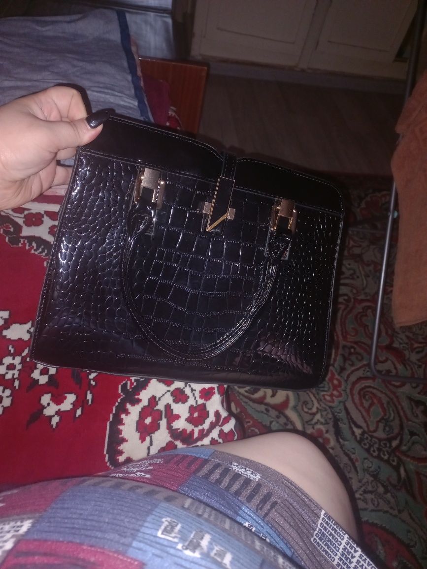 Продам новую сумку лакированую
