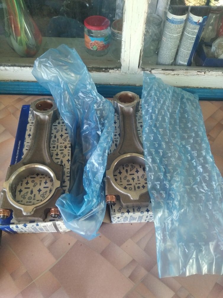Продам 2 новых шатуна двигателя КамАЗ и головку