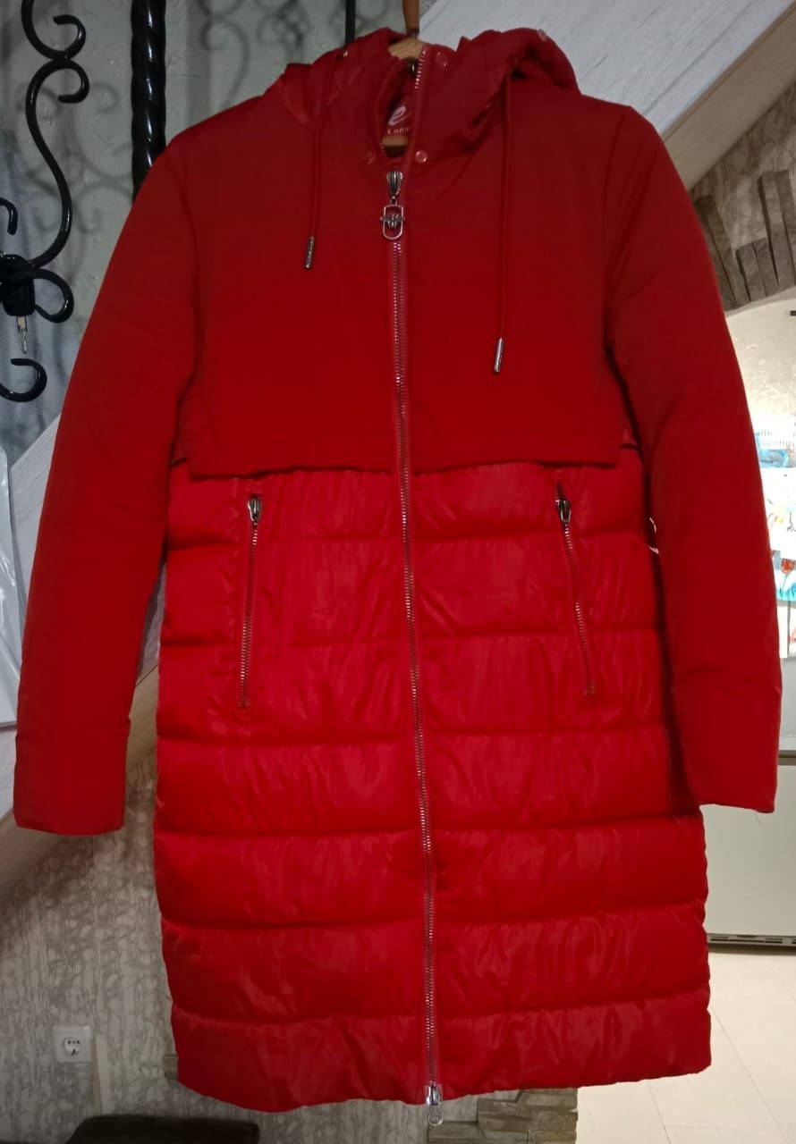 Продам красный пуховик