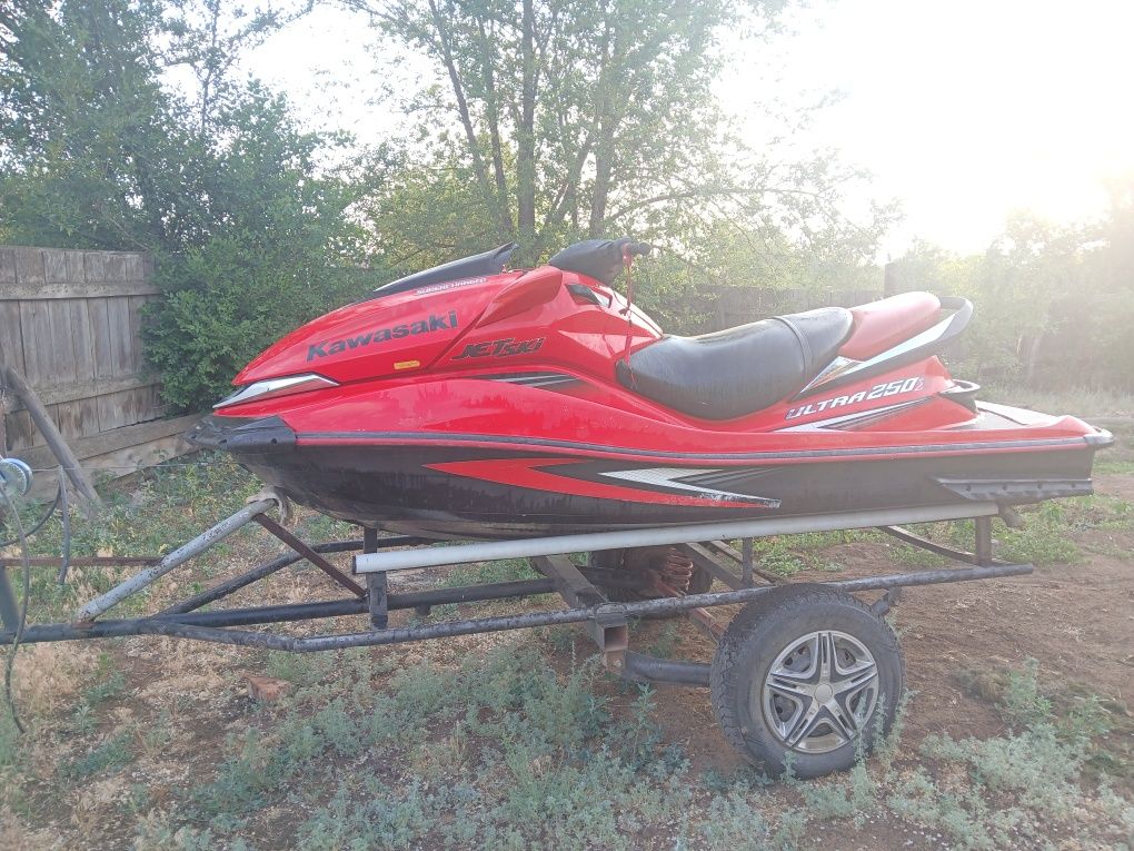 Продам гидроцикл кавасаки 250