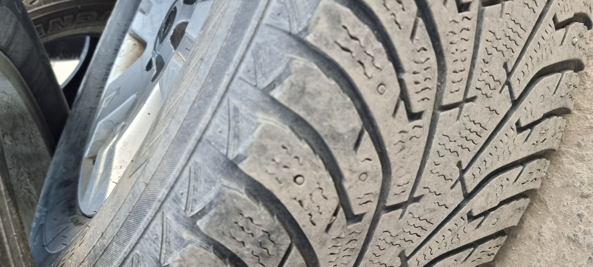 Продам резину зимнюю MAXXIS 265/65 R17