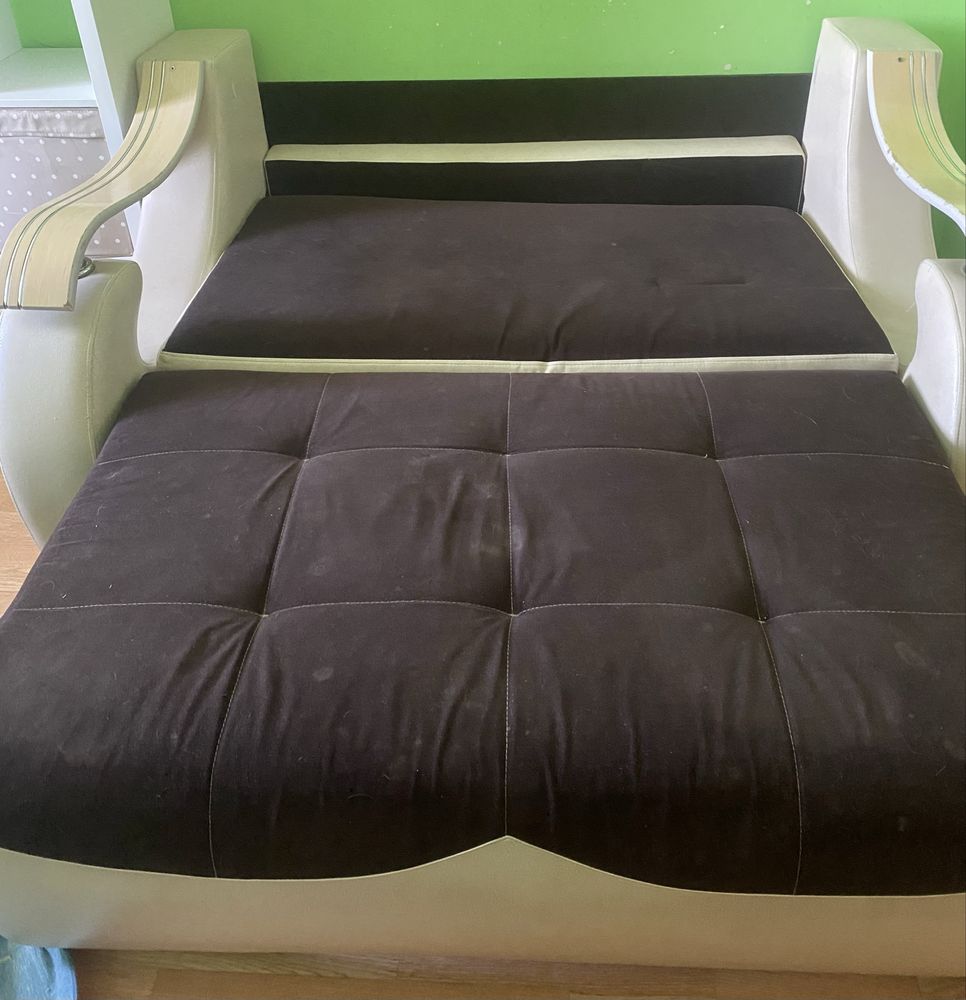 Продам диван б/у 1,7 см , раскладной целый !!